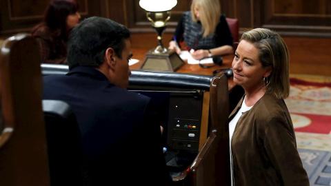 La diputada de Coalición Canaria, Ana Oramas, conversa con el candidato a la Presidencia del Gobierno, Pedro Sánchez (i), en el pleno del Congreso de los Diputados en la primera jornada de la sesión de investidura de Pedro Sánchez como pres