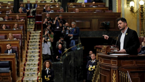 El portavoz de ERC, Gabriel Rufián, durante su intervención ante el pleno del Congreso de los Diputados en la primera jornada de la sesión de investidura de Pedro Sánchez como presidente del Gobierno. EFE/Juan Carlos Hidalgo