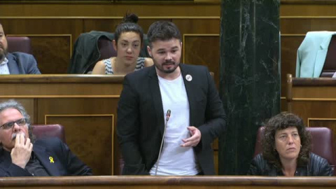 Rufián al PSOE: "Guárdense de los barones que les dicen que mejor con 'ladrones' que con republicanos" Rufián al PSOE: "Guárdense de los barones que les dicen que mejor con 'ladrones' que con republicanos"