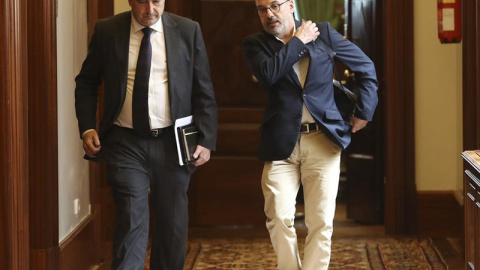 Los diputados de PNV Aitor Esteban (i) y de PdeCAT Carles Campuzano tras la reunión de una Junta de Portavoces. / EFE Los diputados de PNV Aitor Esteban (i) y de PdeCAT Carles Campuzano tras la reunión de una Junta de Portavoces. / EFE