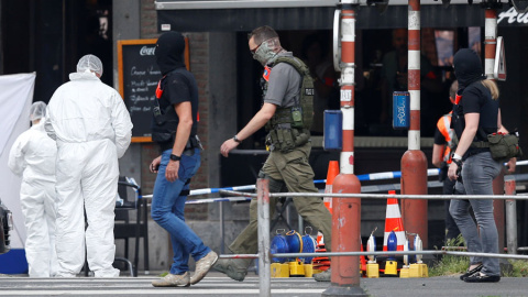 Policías y forenses, en la escena del crimen en Lieja. REUTERS/Francois Lenoir Policías y forenses, en la escena del crimen en Lieja. REUTERS/Francois Lenoir
