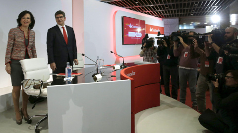 La presidenta del Banco Santander, Ana Patricia Botín, y el nuevo consejero delegado, José Antonio Álvarez, durante la presentación de resultados de 2014. EFE/Zipi La presidenta del Banco Santander, Ana Patricia Botín, y el nuevo consejero delegado, José Antonio Álvarez, durante la presentación de resultados de 2014. EFE/Zipi