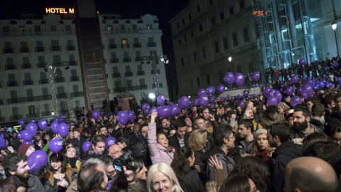 Simpatizantes de Podemos celebran los resultados de los primeros sondeos en la Plaza del Reina Sofía, en Madrid. EFE/Luca Piergiovanni