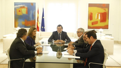 Los líderes de los sindicatos y de la patronal, junto al presidente del Gobierno Mariano Rajoy y la ministra de Empleo, Fátima Báñez. EP Los líderes de los sindicatos y de la patronal, junto al presidente del Gobierno Mariano Rajoy y la ministra de Empleo, Fátima Báñez. EP