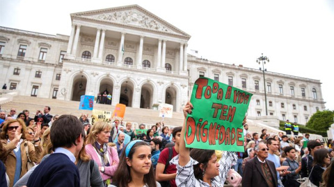 Varios ciudadanos se manifiestan en contra de la eutanasia ante el Parlamento portugués. EFE/ Tiago Petinga Varios ciudadanos se manifiestan en contra de la eutanasia ante el Parlamento portugués. EFE/ Tiago Petinga