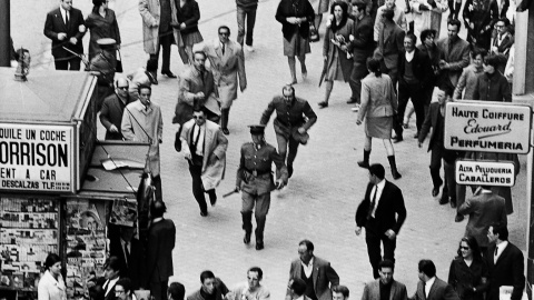 Agentes de la Policía Armada y policías de paisano persiguen a un estudiante por la Gran Vía de Madrid durante las manifestaciones de trabajadores y estudiantes de octubre de 1967. EFE Agentes de la Policía Armada y policías de paisano persiguen a un estudiante por la Gran Vía de Madrid durante las manifestaciones de trabajadores y estudiantes de octubre de 1967. EFE