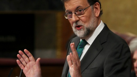 El presidente del Gobierno, Mariano Rajoy, en la tribuna del Congreso de los Diputados, en su respuesta a la intervención del líder del PSOE, Pedro Sánchez, en el debate de la moción de censura. REUTERS/Sergio Perez