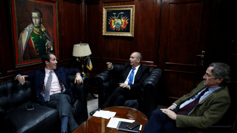 El ministro de Gobierno de Bolivia, Arturo Murillo, con los eurodiputados de Vox Víctor Gonzales y Herman Tertsch, en La Paz. REUTERS / David Mercado El ministro de Gobierno de Bolivia, Arturo Murillo, con los eurodiputados de Vox Víctor Gonzales y Herman Tertsch, en La Paz. REUTERS / David Mercado