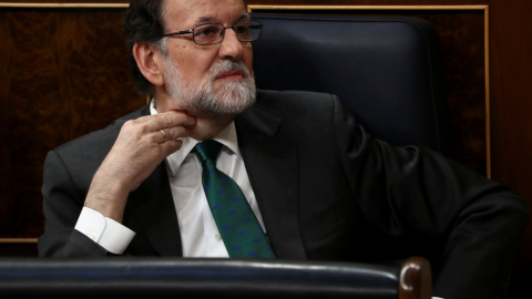 El presidente del Gobierno, Mariano Rajoy, en su escaño, escucha la intervención del secretario de Organización del PSOE, José Luis Ábalos, en el debate de la moción de censura. REUTERS/Sergio Perez
