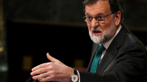 El presidente del Gobierno, Mariano Rajoy, en la tribuna del Congreso de los Diputados, en su respuesta a la intervención del secretario de Organización del PSOE, José Luis Ábalos, en el debate de la moción de censura. REUTERS/Sergio Perez