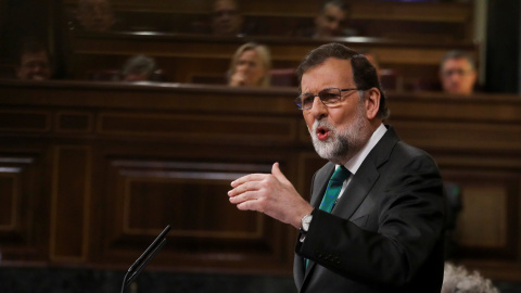 El presidente del Gobierno, Mariano Rajoy, en la tribuna del Congreso de los Diputados, en su respuesta a la intervención del secretario de Organización del PSOE, José Luis Ábalos, en el debate de la moción de censura. REUTERS/Sergio Perez