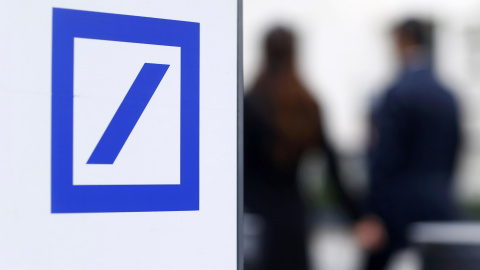 Dos peatones pasan cerca de un logo de Deutsche Bank, junto a la sede del banco en Fráncfort. REUTERS/Ralph Orlowski Dos peatones pasan cerca de un logo de Deutsche Bank, junto a la sede del banco en Fráncfort. REUTERS/Ralph Orlowski