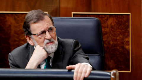 El presidente del Ejecutivo, Mariano Rajoy, atienda a la intervención del secretario de Organización del PSOE, José Luis Ábalos, la primera jornada de la moción de censura presentada por el PSOE contra el Gobierno. EFE/Javier Lizón
