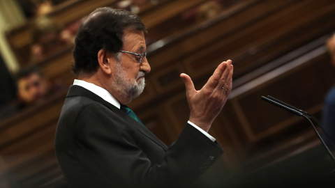 El presidente del Gobierno, Mariano Rajoy, durante su intervención ante el pleno del Congreso, en la primera jornada de la moción de censura presentada por el PSOE contra el Gobierno. EFE/ J.J.Guillén