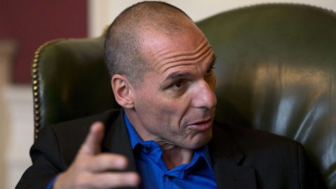 Yanis Varoufakis, ministro griego de Finanzas, durante su visita a su homólogo británico. / MATT DUNHAM / REUTERS Yanis Varoufakis, ministro griego de Finanzas, durante su visita a su homólogo británico. / MATT DUNHAM / REUTERS
