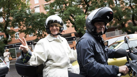 La portavoz del Grupo Municipal del PP en el Ayuntamiento de Madrid, Esperanza Aguirre, con un casco, a su llegada hoy a la reunión que ha mantenido hoy con los representantes de Mutua Motera, principal asociación de motoristas de España. E La portavoz del Grupo Municipal del PP en el Ayuntamiento de Madrid, Esperanza Aguirre, con un casco, a su llegada hoy a la reunión que ha mantenido hoy con los representantes de Mutua Motera, principal asociación de motoristas de España. E