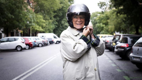 La portavoz del Grupo Municipal del PP en el Ayuntamiento de Madrid, Esperanza Aguirre, con un casco, a su llegada hoy a la reunión que ha mantenido hoy con los representantes de Mutua Motera, principal asociación de motoristas de España. E La portavoz del Grupo Municipal del PP en el Ayuntamiento de Madrid, Esperanza Aguirre, con un casco, a su llegada hoy a la reunión que ha mantenido hoy con los representantes de Mutua Motera, principal asociación de motoristas de España. E