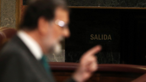 El presidente del Gobierno, Mariano Rajoy, durante su intervención ante el pleno del Congreso, en la primera jornada de la moción de censura presentada por el PSOE contra el Gobierno. EFE/ J.J. Guillén