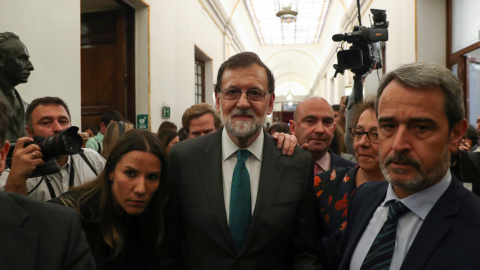 El presidente del Gobierno, Mariano Rajoy, abandona el hemiciclo tras la primera sesión del debate de la moción de censura presentada por el PSOE. REUTERS/Sergio Perez