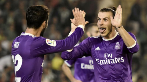 Los jugadores del Real Madrid, Isco (i) y el galés Gareth Bale, celebran el cuarto gol del equipo madridista, durante el encuentro correspondiente a la octava jornada de primera división, que disputan esta noche frente al Betis en el estadi Los jugadores del Real Madrid, Isco (i) y el galés Gareth Bale, celebran el cuarto gol del equipo madridista, durante el encuentro correspondiente a la octava jornada de primera división, que disputan esta noche frente al Betis en el estadi