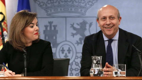 La vicepresidenta del Gobierno, Soraya Saénz de Santramaría, y el ministro de Cultura, José Ignacio Wert, durante la rueda de prensa posterior al Consejo de Ministros en el que se aprobó la reforma universitaria. EFE/Fernando Alvarado. La vicepresidenta del Gobierno, Soraya Saénz de Santramaría, y el ministro de Cultura, José Ignacio Wert, durante la rueda de prensa posterior al Consejo de Ministros en el que se aprobó la reforma universitaria. EFE/Fernando Alvarado.