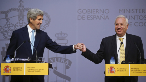 El secretario de Estado estadounidense, John Kerry y el ministro español de Asuntos Exteriores, José Manuel García-Margallo estrechan la mano durante una rueda de prensa en el Ministerio de Asuntos Exteriores en Madrid, España. REUTERS / An