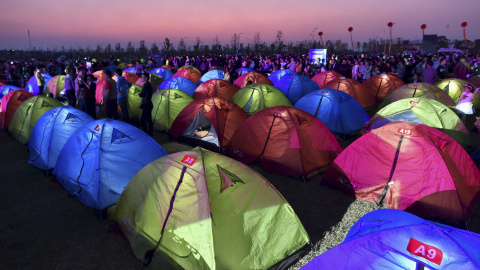 Tiendas de campaña durante un festival cultural en Hefei, provincia de Anhui, China. Cerca de 500 tiendas y alrededor de 1.000 personas participaron en el festival este fin de semana, según medios locales. REUTERS / Stringer