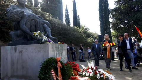 La consellera de la Presidencia y portavoz del Govern, Neus Munté (c), la directora general de Relaciones Institucionales con el Parlamento Carme Garcia (d), y el presidente de la Asociación Pro Memoria, Pere Fortuny (i), durante la ofrenda La consellera de la Presidencia y portavoz del Govern, Neus Munté (c), la directora general de Relaciones Institucionales con el Parlamento Carme Garcia (d), y el presidente de la Asociación Pro Memoria, Pere Fortuny (i), durante la ofrenda