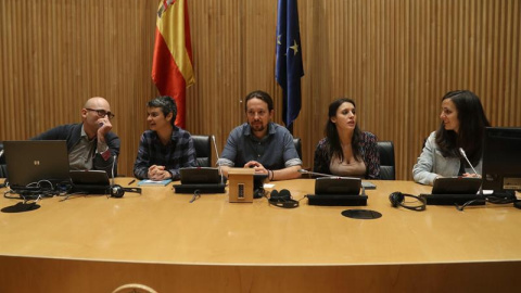El líder de la formación morada Pablo Iglesias (c), durante reunion del Grupo parlamentario de Podemos este mediodía en el Congreso de los Diputados. EFE/J.J.Guillen El líder de la formación morada Pablo Iglesias (c), durante reunion del Grupo parlamentario de Podemos este mediodía en el Congreso de los Diputados. EFE/J.J.Guillen