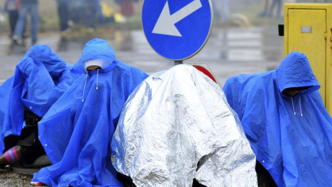 Refugiados esperan bajo la lluvia en la frontera entre Croacia y Eslovenia en Trnovec. - EFE Refugiados esperan bajo la lluvia en la frontera entre Croacia y Eslovenia en Trnovec. - EFE