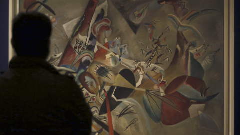 Un visitante observa la obra 'En el gris' (1919) que forma parte de la exposición 'Kandinsky. Una retrospectiva'. EFE/Fernando Alvarado Un visitante observa la obra 'En el gris' (1919) que forma parte de la exposición 'Kandinsky. Una retrospectiva'. EFE/Fernando Alvarado