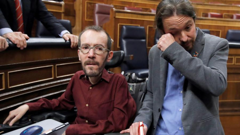 Pablo Iglesias y Pablo Echenique, emocionados en el Congreso tras la elección de Pedro Sánchez como presidente, / EFE Pablo Iglesias y Pablo Echenique, emocionados en el Congreso tras la elección de Pedro Sánchez como presidente, / EFE