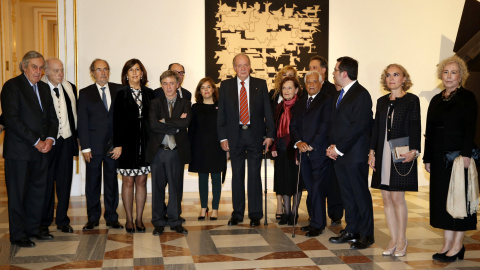 El rey Juan Carlos junto a la vicepresidenta del Gobierno, Soraya Sáenz de Santamaría, durante la inauguración de la exposición de 41 cuadros y tres esculturas procedentes de las Colecciones Reales que se exhiben en el Palacio Real. EFE/J. El rey Juan Carlos junto a la vicepresidenta del Gobierno, Soraya Sáenz de Santamaría, durante la inauguración de la exposición de 41 cuadros y tres esculturas procedentes de las Colecciones Reales que se exhiben en el Palacio Real. EFE/J.