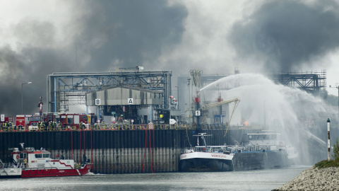 Bomberos intentan apagar las llamas en el recinto de la compañía Basf en Ludwigshafen. - REUTERS Bomberos intentan apagar las llamas en el recinto de la compañía Basf en Ludwigshafen. - REUTERS