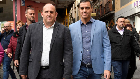 23/10/2019.- El secretario general y presidente del Gobierno en funciones, Pedro Sánchez, junto con el cabeza de lista al Congreso y secretario provincial del PSOE de Segovia José Luis Aceves. durante una visita que ha realizado este mi 23/10/2019.- El secretario general y presidente del Gobierno en funciones, Pedro Sánchez, junto con el cabeza de lista al Congreso y secretario provincial del PSOE de Segovia José Luis Aceves. durante una visita que ha realizado este mi