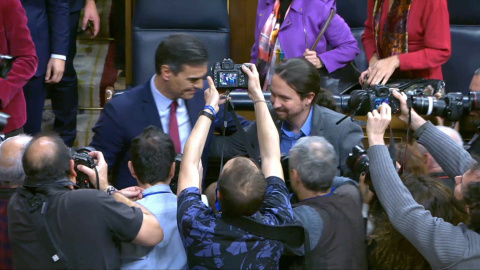 Iglesias felicita a Sánchez con un abrazo Iglesias felicita a Sánchez con un abrazo