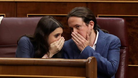 31/05/2018.- El líder de Unidos Podemos, Pablo Iglesias, y la portavoz Irene Montero, durante la primera jornada de la moción de censura presentada por el PSOE contra el presidente del Gobierno, Mariano Rajoy, hoy en el Congreso. EFE/JJ Gui 31/05/2018.- El líder de Unidos Podemos, Pablo Iglesias, y la portavoz Irene Montero, durante la primera jornada de la moción de censura presentada por el PSOE contra el presidente del Gobierno, Mariano Rajoy, hoy en el Congreso. EFE/JJ Gui