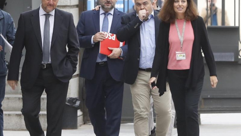 31/05/2018.- El secretario de Organización del PSOE, José Luis Ábalos (2º izda), el diputado que defienda hoy ante el pleno del Congreso la moción de censura contra Mariano Rajoy, a su llegada a la Cámara Baja. EFE/ Juan Carlos Hidalgo 31/05/2018.- El secretario de Organización del PSOE, José Luis Ábalos (2º izda), el diputado que defienda hoy ante el pleno del Congreso la moción de censura contra Mariano Rajoy, a su llegada a la Cámara Baja. EFE/ Juan Carlos Hidalgo