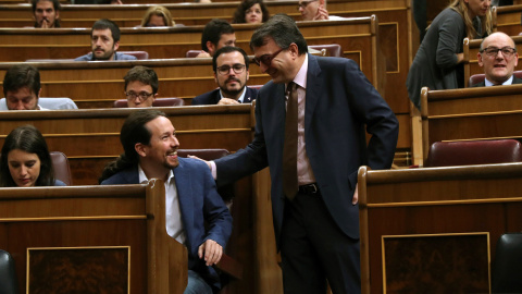 El portavoz del PNV, Aitor Esteban, saluda al líder de Unidos Podemos, Pablo Iglesias, al inicio de la primera jornada de la moción de censura - EFE