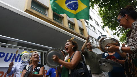 Manifestantes contra Petrobras, concentrados delante de la vivienda de la hasta ahora presidenta Maria das Gracas Silva Foster, en Rio de Janeiro. REUTERS/Ricardo Moraes