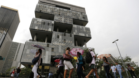 Varias personas caminando junto a la sede de Petrobras en Rio de Janeiro. REUTERS/Ricardo Moraes