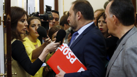 El Secretario de Organización del PSOE José Luis Ábalos, a su llegada al hemiciclo el día que se debate la moción de censura - EFE