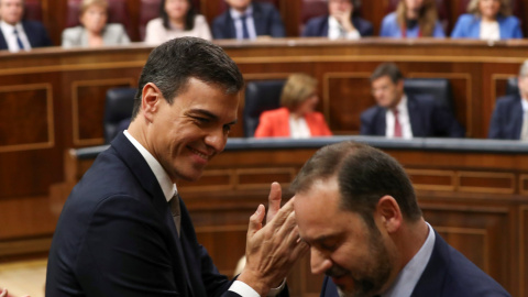 Pedro Sánchez aplaude a Jose Luis Abalos tras su discurso durante la primera jornada de moción de censura contra Mariano Rajoy - REUTERS