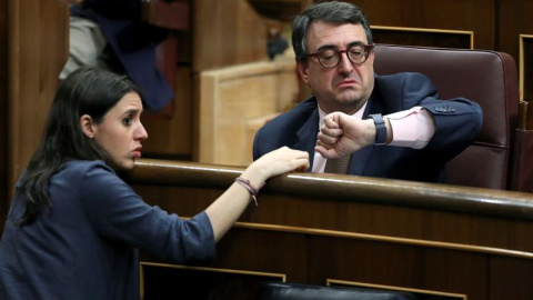 El portavoz del PNV, Aitor Esteban, conversa con la portavoz de Podemos, Irene Montero, esta tarde durante el debate de la moción de censurA - EFE
