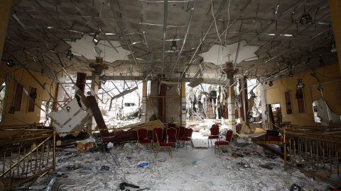 Un salón de eventos destruído por un bombardeo en Saná, Yemen, el pasado día 8. /REUTERS Un salón de eventos destruído por un bombardeo en Saná, Yemen, el pasado día 8. /REUTERS