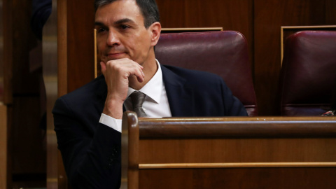 El líder socialista Pedro Sanchez escucha desde los escaños de su grupo la intervención del presidente del Gobierno, Mariano Rajoy, durante el debate de la moción de censura. REUTERS/Sergio Perez
