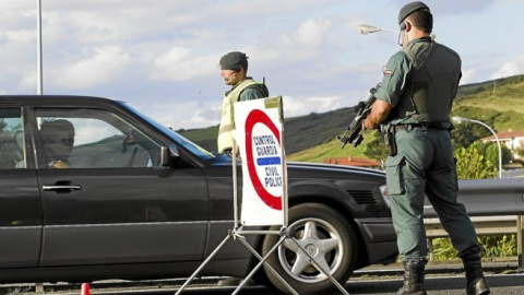 Un control de la Guardia Civil en una carretera de Euskadi / EFE Un control de la Guardia Civil en una carretera de Euskadi / EFE