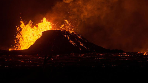Vista de la erupción de una de las fisuras del volcán Kilauea, en Leilani Estates, Hawái, Estados Unidos/EFE Vista de la erupción de una de las fisuras del volcán Kilauea, en Leilani Estates, Hawái, Estados Unidos/EFE