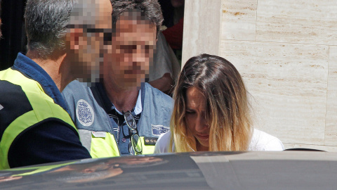 La mujer detenida como presunta autora del asesinato del hijo de acogida de su pareja sentimental sale tras el registro de un domicilio acompañada de agentes de la Policía Nacional. EFE/MORELL La mujer detenida como presunta autora del asesinato del hijo de acogida de su pareja sentimental sale tras el registro de un domicilio acompañada de agentes de la Policía Nacional. EFE/MORELL