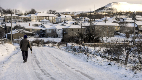 Un hombre pasea por un camino nevado cercano al pueblo de Vilavella (Ourense). /EFE